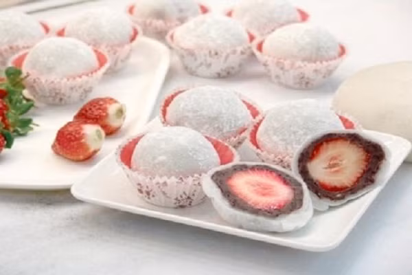 Bánh mochi dâu mới lạ nhìn vô cùng hấp dẫn và lôi cuốn sẽ là lựa chọn tuyệt vời cho các tín đồ ngọt trong ngày chuyển mùa. Bánh mochi dâu tây được nhiều người yêu thích vì có hương vị hài hòa, dễ ăn. Vỏ bánh nếp ngọt dịu, mềm mại ôm lấy phần nhân đậu đỏ có vị ngọt đậm đà. Điểm thú vị nhất trong chiếc bánh này chính là vị dâu tây ngòn ngọt chua chua lẫn trong mỗi miếng bánh nên làm cho bạn có cảm giác tươi ngon như khi ăn trái cây vậy. (Ảnh: amthuc365.vn)