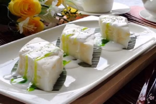 Cùng thay đổi một chút trong khẩu phần ăn hàng ngày của cả nhà với món bánh củ năng nước cốt dừa. Hương dừa thơm ngon hòa quyện cùng vị ngọt nhẹ và bùi bùi của củ năng khiến món ăn càng thêm hấp dẫn. Thưởng thức món ăn được chế biến theo những cách mới lạ mang lại hương vị mới sẽ giúp cải thiện rất nhiều việc kém ăn của bạn trong những ngày giao mùa như thế này. (Ảnh: amthuc265.vn) 