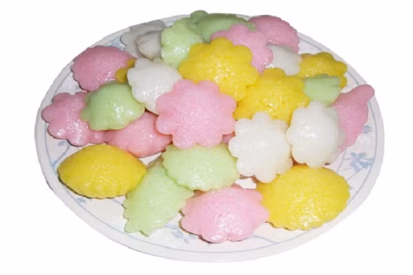 Bánh bò hấp nước cốt dừa là sự kết hợp hoàn hảo giữa sự dẻo dai của miếng bánh xốp xốp cùng vị ngọt thơm đậm đà từ đường và nước cốt dừa sẽ khiến bạn không thể làm ngơ trước sự hấp dẫn của nó. Món ăn chế biến đơn giản nên bạn có thể thực hiện tại nhà mà không tốn nhiều thời gian và chi phí. Thưởng thức món bánh với vị béo béo của nước cốt dừa cộng với vị thanh thanh của lá dứa, tất cả như hòa lẫn vào nhau sẽ là món ăn vặt thú vị trong thời khắc giao mùa này. (Ảnh:amthuc365.vn)