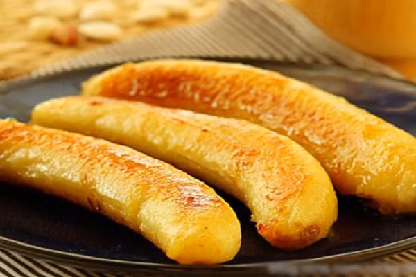 Chuối nướng mật ong: được chế biến từ những quả chuối tiêu, tẩm mật ong và nướng chín vàng. Món này ăn kèm với nước cốt dừa, đậu phộng rang vừa thơm, ngọt, béo rất ngon miệng. Từng lát chuối được tẩm mật ong nướng chín vàng, mùi thơm nức khiến bạn không thể cưỡng lại được. (Ảnh: amthuc365.vn)