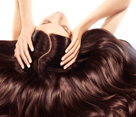 3. Cà phê. Nhuộm tóc bằng cà phê nghe có vẻ xa lạ, thế nhưng đây chính là một biện pháp nhuộm tóc hữu hiệu vừa tiết kiệm lại an toàn, được rất nhiều cô nàng áp dụng thành công. Cà phê vừa giúp thay đổi màu tóc đẹp lại vừa là một cách dưỡng tóc bóng mượt. Hãy pha cà phê bằng túi hoặc bột cà phê thật đặc sau đó lọc lấy nước. Nhúng tóc trong nước đậm đặc này trong vài giờ, bạn sẽ thấy tóc mình chuyển sang màu nâu sẫm.