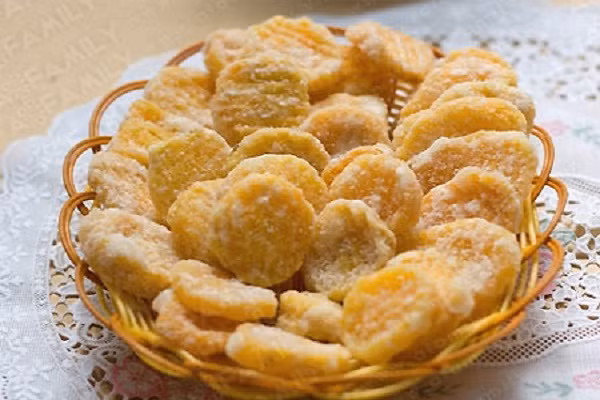 Mứt khoai lang: Món ăn vặt đơn giản nhưng vô cùng ngon dành cho mọi người. Từng miếng mứt vàng ươm hấp dẫn hòa quyện cùng chút đường tạo nên vị ngọt vừa đủ, phảng phất hương vani vô cùng dễ chịu. Nhâm nhi miếng mứt khoai vào buổi chiều mưa lạnh thì thật tuyệt (Ảnh:amthucgiadinh)