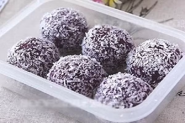 Món khoai lang tẩm dừa trông giống như những chiếc bánh tròn xoe được bọc một lớp dừa bên ngoài trắng tinh vô cùng hấp dẫn sẽ khiến bất cứ ai chỉ mới trông thấy lần đầu cũng bị hấp dẫn. Mùi thơm của sữa, dừa; vị bùi của khoai quyện cùng chút nhân ngọt ngào làm nên sự thơm ngon khó cưỡng cho món khoai này. (Ảnh: amthuc365)