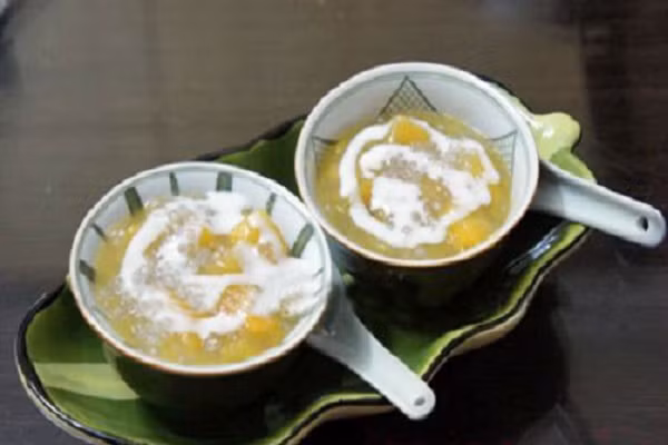 Chè khoai lang: là món ăn khoái khẩu hấp dẫn của những cô nàng mê quà vặt và có tác dụng giải nhiệt rất tốt. Món chè khoai lang có vị ngọt mát thanh thanh, vị ngậy ngậy của nước cốt dừa, vị bùi bùi của khoai lang, tất cả cùng hòa quyện tạo nên hương vị rất riêng biệt. Chúng ta có thể dùng chè làm bữa điểm tâm, món tráng miệng, hay một món ăn vặt trong những buổi tụ tập bạn bè. (Ảnh: phunu.net)