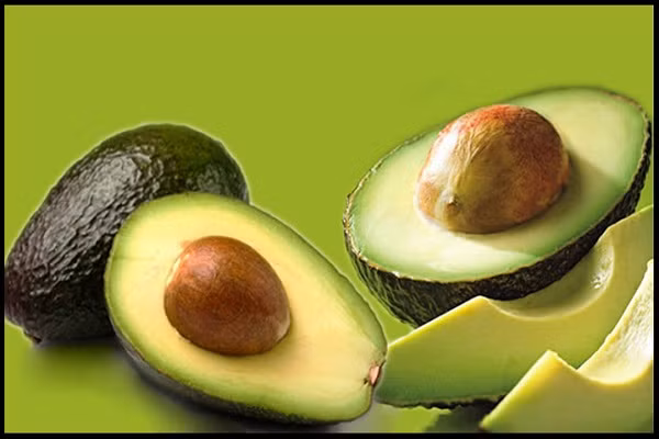 Quả bơ có chứa lượng lớn chất béo không bão hòa đơn có tác dụng giúp giảm lượng cholesterol, rất tốt cho người mắc bệnh tim. Quả bơ đặc biệt tốt cho trẻ nhỏ bởi chất béo không bão hòa đơn trong quả bơ rất tốt cho sự phát triển của trẻ sơ sinh. (Ảnh: xn-thoihakhp)