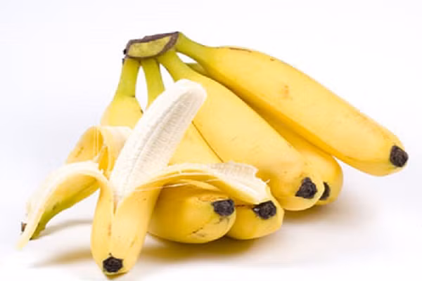  Chuối rất giàu vitamin A, vitamin B6, vitamin C, magiê và kali… nên có thể giúp ngăn ngừa bệnh tật và giữ cho cơ thể khỏe mạnh. Chuối có thể giúp bạn thoát khỏi sự căng thẳng và lo âu vì lượng vitamin B6 và các khoáng chất khác rất nhiều có trong táo giúp làm tăng lượng đường trong máu và kích thích não sản xuất serotonin. (Ảnh: canhdongtruyengiao) 