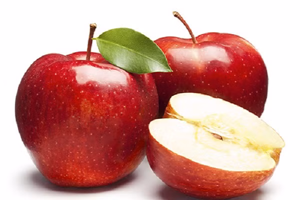 Táo là một trong những thực phẩm giàu các chất dinh dưỡng, vitamin và protein, chất chống oxy hóa có tên gọi flavonoid, có tác dụng làm giảm nguy cơ mắc bệnh tiểu đường và hen suyễn. Táo cũng có công dụng làm sạch miệng và răng tự nhiên. Đặc biệt, nếu bạn đang gặp vấn đề về cân nặng, táo có thể giúp bạn giảm cân hiệu quả nếu ăn táo hàng ngày. (Ảnh: Phunutoday)