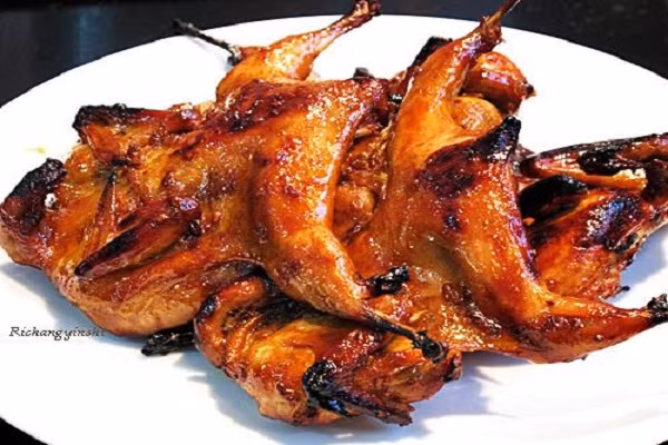 Chim cút nướng muối ớt. Thịt chim cút tẩm ướp với muối sả ớt, sau đó đem nướng trên than hoa cho đến khi nào chín vàng rồi cẩn thận lượt qua một lượt muối ớt nữa để chim cút thấm gia vị hơn rồi mới thưởng thức. Thịt chim cút nướng khá mềm, ngọt, không bở, có thể nhai luôn cả xương giòn rụm rất thích. Để tăng độ ngon cho món ăn thì không thể thiếu phần nước chấm chua cay, sệt sệt vô cùng hấp dẫn. Vào những buổi chiều cuối tuần mát mẻ, rủ vài người bạn ra ngồi vỉa hè, nhâm nhi chim cút nướng, uống vài cốc bia hơi và tám chuyện sẽ rất tuyệt. (Ảnh: hacoco.net)