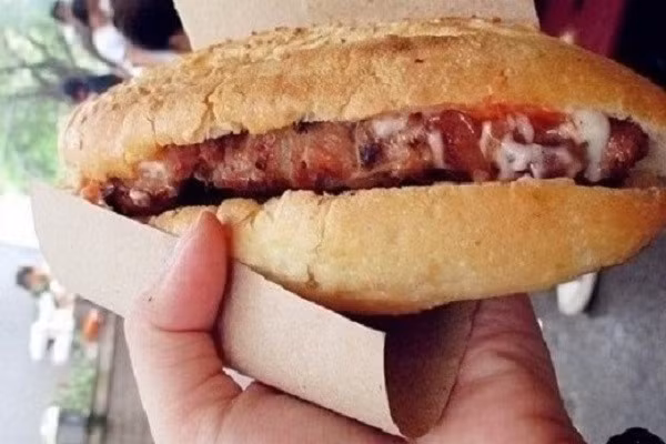 Bánh mì thịt xiên bơ. Vẫn với món bánh mì kẹp thịt xiên quen thuộc nhưng sẽ rất tuyệt nếu bạn trộn thêm một lớp sốt bơ trên thịt nướng. Mùi thịt khi nướng chín đã rất thơm lại hòa chung với mùi bơ nữa thì càng khó cưỡng lại được. Ngoài ra bạn có thể kẹp thêm lát dưa chuột, rau thơm và tương ớt cay nồng để thưởng thức. Đây cũng là gợi ý không tồi cho bữa trưa ăn nhanh khi cả gia đình bạn ra ngoài. (Ảnh: internet)