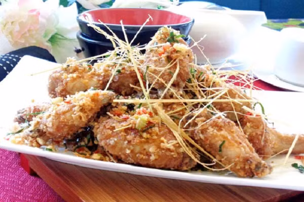  Gà rang muối. Món ăn thơm ngon, bổ dưỡng được nhiều gia đình rất ưa chuộng bởi hương vị đậm đà đưa cơm khó có thể chối từ được. Lớp vỏ gà giòn rụm, thơm ngon nhưng bên trong vẫn giữ được vị gà ngọt chứ không bị khô, vừa dễ ăn lại vừa sang trọng. Hãy thêm món gà rang muối vào thực đơn bữa tối cuối tuần để tạo bữa cơm sum họp thêm phong phú.