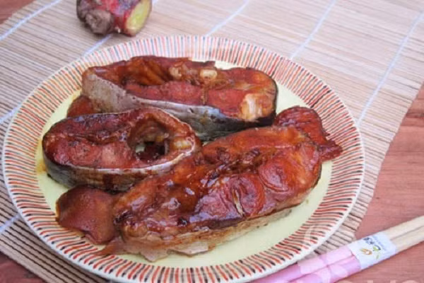 Với món cá kho riềng miền Bắc vàng sẫm, thơm ngon hòa quyện cùng mùi thơm của riềng, cay cay của xả ớt ăn kèm cơm trắng thì không gì bằng. (Ảnh:monngonmoingay)