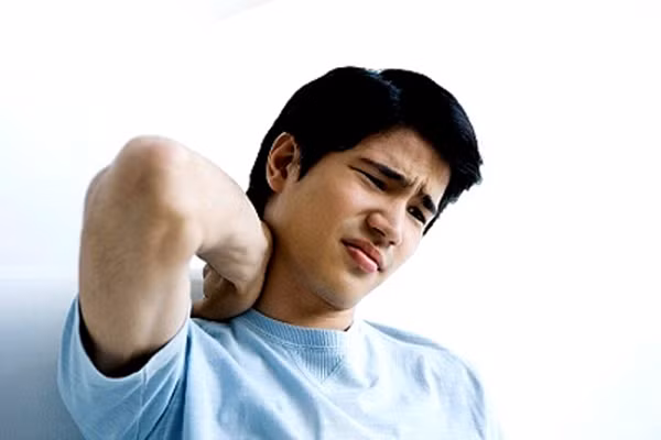 7. Đau xương và đau cơ. Đau xương và cơ không rõ lý do thì nên đi khám bạch cầu. Cơn đau xảy ra khi tủy xương nở do sự tích lũy bạch cầu bất thường. Người bệnh có thể thấy đau nhói hoặc âm ỉ, tùy thuộc vào chỗ đau. Xương dài nơi chân và cánh tay là những vị trí đau phổ biến nhất. Điều này là kết quả của tủy xương bị lấp đầy bởi các tế bào bất thường.