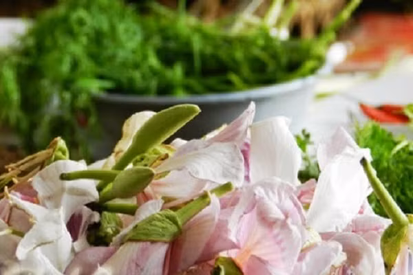 Hoa ban không chỉ mang đến vẻ đẹp thuần khiết, hoang sơ cho núi rừng mà còn là nguyên liệu, linh hồn cho các món ăn của người Thái. Có nhiều món ngon từ hoa ban như hoa ban xào, hoa ban nấu xôi, nộm hoa ban. Đặc biệt, hoa ban làm món nhồi cá, nhồi thịt gà nướng thì không gì hấp dẫn bằng. (Ảnh: carviet.com)