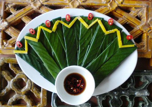 Gói xong, bỏ bánh vào nồi hấp. Thời gian hấp phụ thuộc vào bánh dày hay mỏng. Khi lớp lá bên ngoài đổi thành màu đậm là bánh đã chín. Ảnh: baoamthuc