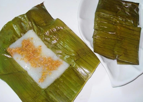 Trải bột thành hình chữ nhật. Nhân tôm bỏ theo chiều dọc. Gói bánh thành hình chữ nhật, vuốt nhẹ để bánh mỏng và dàn trải đều ra. Ảnh: bepgiadinh