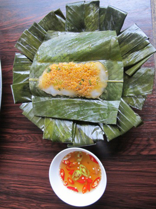 Bánh ăn kèm với nước chấm chua ngọt thật cay hoặc nước mắm mặn có dưa cà rốt muối chua. Ảnh: khamphahue