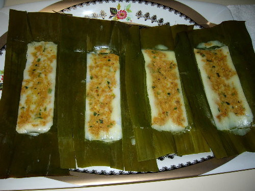 Là món bánh truyền thống, ngoài thưởng thức ăn chơi, bánh nậm còn được người Huế sử dụng để cúng trong các ngày rằm hay đầu tháng. Bánh nậm truyền thống được làm bằng bột gạo, nhân tôm và gói bằng lá dong hoặc lá chuối. Ảnh: amthuc365