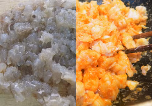 Công đoạn làm nhân cũng khá tỉ mỉ. Tôm bóc vỏ bằm nhuyễn, rồi xào với hành tím. Sau đó, nêm gia vị vừa ăn, xào đến khi khô thì cho vào cối, giã thật tơi. Giã xong bỏ lại vào chảo, đảo cho tôm tơi, bong đều. Ảnh: amthucgiadinh