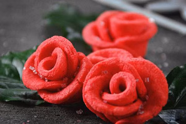 Ngày 8/3, có rất nhiều món quà để bạn chọn lựa tặng bạn gái và hoa hồng không bao giờ lỗi mốt. Sao bạn không thử làm mới tình yêu của mình bằng một đóa hồng hoàn toàn làm bằng bột. Không những bạn gái có thể giữ được lâu mà còn nếm được hương vị của nó nữa.