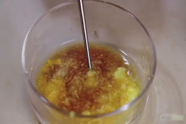 Cho 6 lòng đỏ trứng và 120gr đường vào tô, đánh cho tới khi trứng bông cứng thì từ từ đổ 60ml bia vào (lưu ý là bia chỉ nên để ở nhiệt độ phòng), vừa đổ vừa đánh đều bạn được hỗn hợp trứng. (Ảnh: Eva).