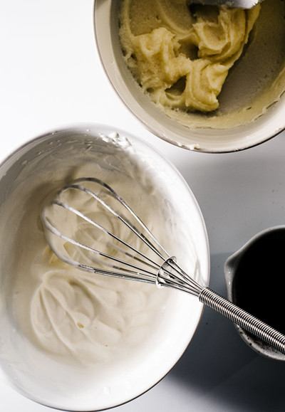 Tiếp theo bạn đánh bông 300ml kem tươi. Sau đó, thêm phô mai vào khuấy cho đến khi có được một hỗn hợp đồng nhất, bóng mịn thì bạn đặt vào ngăn mát tủ lạnh, đấy được gọi là hỗn hợp kem tươi. (Ảnh: Emdep).
