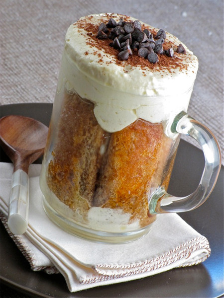 Đến với Việt Nam, đất nước nhiệt đới và rượu rum hầu như chỉ dành cho tầng lớp sành sỏi biết thưởng thức thì món bánh này sẽ biến tấu đi một chút. Vẫn là tiramisu nhưng thay vì sử dụng rượu rum chúng ta sử dụng bia để mang lại món bánh hấp dẫn và lạ miệng hơn. Chúng ta hãy cùng thử làm món bánh Tiramisu kiểu mới xem thế nào.