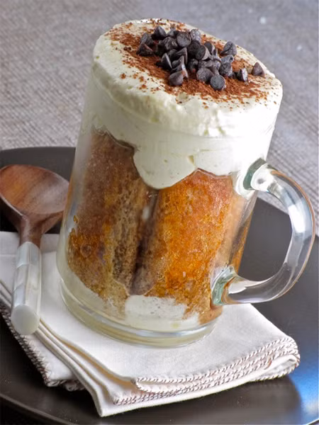 Đến với Việt Nam, đất nước nhiệt đới và rượu rum hầu như chỉ dành cho tầng lớp sành sỏi biết thưởng thức thì món bánh này sẽ biến tấu đi một chút. Vẫn là tiramisu nhưng thay vì sử dụng rượu rum chúng ta sử dụng bia để mang lại món bánh hấp dẫn và lạ miệng hơn. Chúng ta hãy cùng thử làm món bánh Tiramisu kiểu mới xem thế nào.