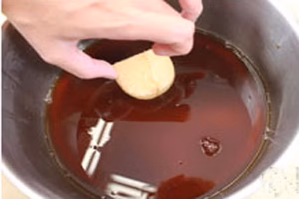 Tiếp theo, nhúng từng chiếc bánh ladyfingers vào hỗn hợp đường bia lúc đầu. Lưu ý không nhúng lâu quá bởi việc này sẽ làm cho bánh bị nhũn. Dùng ly hoặc dùng luôn cốc uống bia để đặt bánh, đầu tiên là một lớp bánh ladyfingers rồi đến phần hỗn hợp kem bạn đã làm sẵn, sau đó rây một lớp mỏng bột cacao lên mặt kem; rồi lại đến một lớp bánh ladyfingers, một lớp kem và cuối cùng rắc thật nhiều bột cacao lên trên. (Ảnh: Afamily).