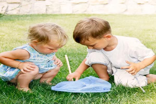 Cho bé tiếp xúc với không khí trong lành. Đôi khi chỉ đơn giản là mở cửa cho bé ra ngoài trời cũng khiến bé ngừng khóc. Nếu mãi bé vẫn không nín, mẹ nhìn xung quanh, nhìn lên bầu trời và nói chuyện với trăng sao, hoặc mọi thứ bận rộn xung quanh. Bé sẽ bị mẹ “gài bẫy” và nín ngay.