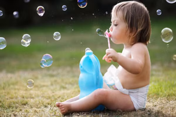 Thổi bong bóng. Đây là cách thông minh để vỗ về những em bé đang khóc nhè. Điều nguy hiểm duy nhất là con sẽ khóc tiếp nếu bạn dừng lại. Nhưng thổi bong bóng chính là một phép thuật hiệu quả khiến một đứa trẻ con đang khóc cười khúc khích không ngừng. Không có bé nào khước từ những bong bóng như thế giới cổ tích này. Các con sẽ thỏa thích ngắm nhìn những bong bóng nhỏ xinh đầy màu sắc và ngưng khóc.