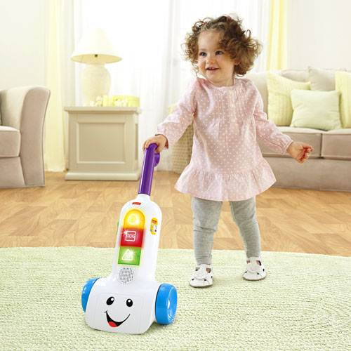 Tạo ra tiếng ồn trắng. Tiếng ồn trắng là thuật ngữ được giới y học dùng để tiếng ồn được tạo ra để át một tiếng ồn khác. Cũng giống như việc trẻ đã quen với âm thanh ồn ào khi còn trong bụng mẹ. Trong khi những bé lớn hơn có thể sợ tiếng ồn, những bé nhỏ tuổi hơn lại thích được an ủi bởi những thiết bị ấy. Mẹ có thể dùng máy sấy tóc, máy hút bụi đều được. Nhớ không để các đồ vật ấy quá gần tai trẻ.