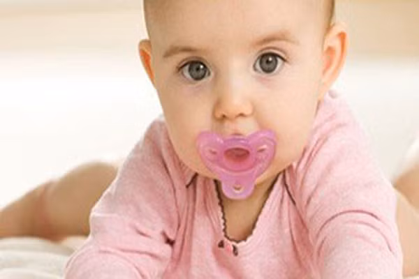 Cho bé một vật nhỏ để bé cầm như ti giả hoặc để con cầm tay mẹ. Nhiều nghiên cứu cho thấy, khi bé ngậm ti giả, nhịp tim sẽ ổn định hơn. Việc nắm tay mẹ sẽ khiến tay chân của bé không vùng vằng để giúp con bình tĩnh hơn.