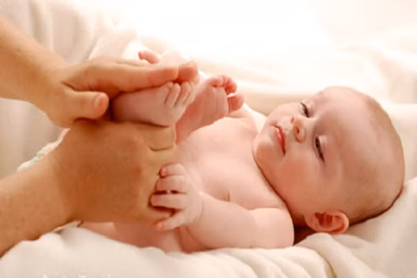 Xoa bóp. Hầu hết trẻ con đều thích được chạm vào. Do đó, đừng lo lắng khi con khóc. Nhẹ nhàng xoa bóp tay chân cho bé. Sự chuyển động hoàn hảo của bàn tay mẹ sẽ mang lại sự thoải mái cho đứa trẻ.