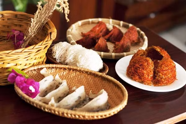 Vào tháng 9/2011, tổ yến bán tại Hồng Kông đượcphát hiện có hàm lượng chất độc nitrit cao gấp 31 lần so với giới hạn cho phép. Những lô hàng này đều đến từ Malaysia.