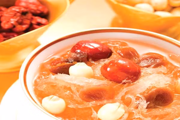 Không phải ai cũng ăn được yến sào. Những người đang bị cảm mạo, sốt, nhức đầu, đau bụng do lạnh, đầy bụng, ho nhiều đàm loãng, trong thì không nên dùng yến sào. Những người đang bị bệnh viêm nhiễm ngoài da, viêm gan vàng da, viêm phế quản cấp, viêm nhiễm đường tiết niệu, sốt cao đều không được dùng.