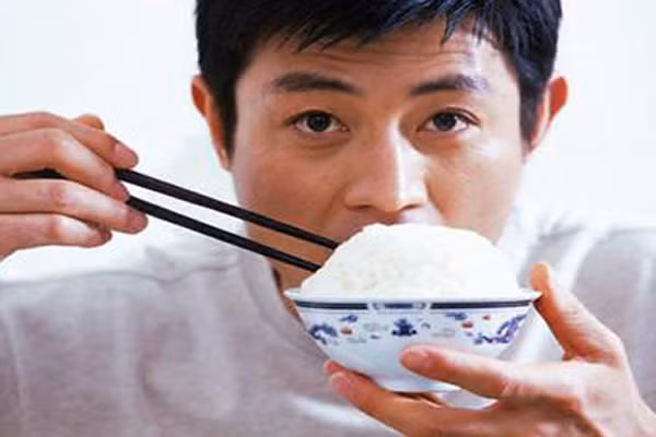 Trong thời gian táo bón, nên chọn chế độ ăn nhiều protein và kết hợp một số loại thực phẩm nhiều carbohydrate và chất xơ.