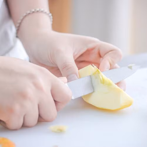 Cụ thể, những người thường xuyên ăn táo giảm được nguy cơ đối diện các bệnh ung thư thường gặp như ung thư miệng, cổ họng và thực quản. Tuy nhiên, để tận dụng tối đa lợi ích từ loại quả này, các chuyên gia khuyên không ăn táo cả lõi. Trong nghiên cứu của mình, các nhà khoa học Australia phát hiện lõi táo chứa lượng axit cyanhytri. Việc tích tụ lượng lớn axit cyanhytric dễ gây chóng mặt, đau đầu, khó thở, thậm chí hôn mê nặng.