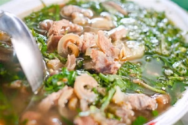 Trâu xào lá trơng nóng hổi dậy mùi thơm nức khi dùng cùng cơm nóng hay lai rai bên bàn nhậu sẽ rất tuyệt. Sự độc đáo của món ăn là sự kết hợp không thể hài hòa và độc đáo hơn của vị ngọt của thịt trâu kết hợp với vị cay và mùi thơm đặc trưng của lá trơng (lá trơơng). Điều này đã tạo nên một hương vị rất hấp dẫn đặc biệt khó quên những ai đã một lần thưởng thức. (Ảnh:amthuc365.vn)