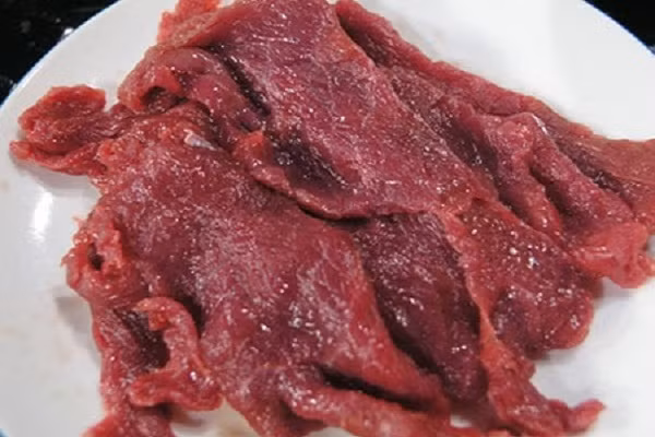 Thịt trâu kết hợp cùng lá trơng được chế biến theo các kiểu chính như: nướng, hấp, xào.. mỗi món đều có một hương vị độc đáo và hấp dẫn riêng. (Ảnh: monngonbamien.com.vn)