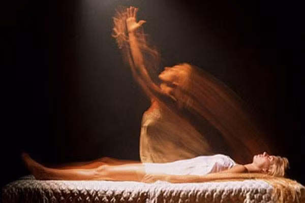 Tờ NewScientist viết "Kẻ hưởng lợi cuối cùng là 100 nghìn tỷ vi khuẩn đã sống cùng chúng ta, trong ruột của chúng ta”. Khi những vi khuẩn này phá ra, nó giải phóng putrescine và cadaverine là những hợp chất làm cho cơ thể có mùi sau khi chết.