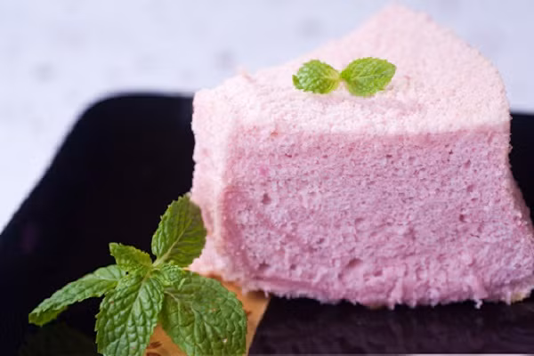 Bánh chiffon là một sáng tạo độc đáo từ khoai lang và bột mì khiến bạn ăn mãi không chán. Bánh chiffon bông, mềm và có rõ vị, mùi thơm của khoai lang khiến món bánh hấp dẫn và lôi cuốn hơn. Bánh sau khi nướng có màu hồng tím nhạt trông rất đẹp mắt. (Ảnh: kokotaru)
