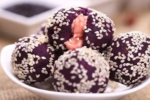 Bánh khoai lang cuộn phô mai: Sự kết hợp độc đáo giữa khoai lang tím cùng phô mai béo ngậy giúp món ăn vặt này thêm phần hấp dẫn và lôi cuốn. Chỉ cần cắn nhẹ miếng bánh vị ngọt bùi từ khoai và ngậy từ phô mai tan chảy trên đầu lưỡi khiến bạn không thể chối từ. (Ảnh: amthuc365)