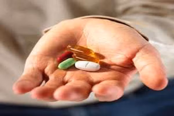 Các thuốc điều trị ung thư đều nhằm tiêu diệt tế bào hoặc là kìm hãm sự phát triển của chúng. Nhưng vitamin B12 lại tác dụng ngược lại kích thích các tế bào phát triển nhanh hơn. Vì vậy, việc dùng vitamin B12 cho bệnh nhân ung thư chỉ là làm cho bệnh càng tiến triển nhanh hơn mà thôi.