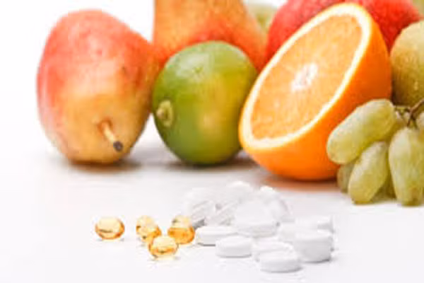 Vitamin B1 là loại vitamin không thuộc diện chống chỉ định cho bệnh nhân ung thư nhưng phải hết sức thận trọng khi dùng cho họ. Ở một số bệnh nhân ung thư máu (bệnh bạch cầu), ung thư đường tiêu hóa, việc khối u ác tính tiến triển nhanh đều gây ra hậu quả thiếu hụt vitamin B1.