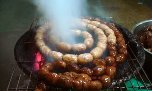 Dùng dây mềm thắt thành từng khúc dài khoảng 3 đốt tay, phơi khoảng 3 nắng là ăn được. Tung lò mò có thể nướng hoặc chiên, thường ăn kèm rau sống, chuối chát và chấm muối tiêu vắt chanh. Ảnh: tinkinhte