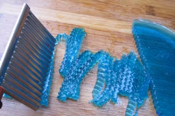 Sau khi thạch đông bạn lấy thạch ra khỏi khay, bát và dùng dao cắt sợi bằng cỡ sợi mít. Pha sữa tươi với 30gr đường cát trắng, khuấy đều để đường tan. Nếu muốn béo ngậy hơn bạn có thể dùng kem sữa tươi whipping cream thay thế cho sữa tươi. (Ảnh: thegioihinhanh.com)