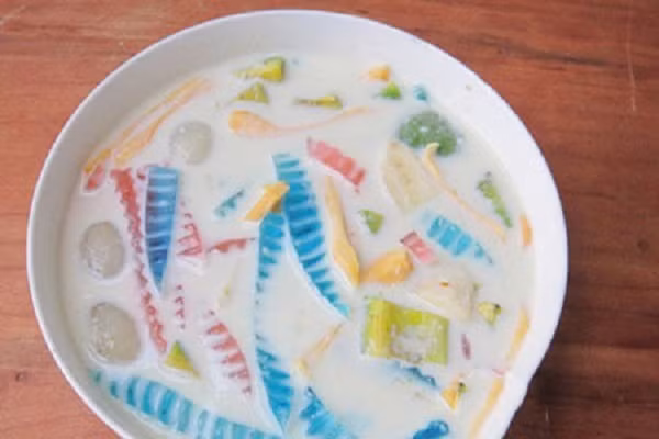 Cuối cùng, bạn cho tất cả các loại hoa quả, thạch đã chuẩn bị vào chung 1 bát to. Sau đó đổ phần sữa sầu riêng vào và khuấy đều, nhẹ tay để các nguyên liệu hòa quyện với nhau. Thêm đá bào và một ít sầu riêng lên trên là chúng ta đã có được những cốc chè Thái mát lạnh để thưởng thức. Vào những ngày hè nóng bức được thưởng thức một cốc chè Thái do tự tay mình làm sẽ thật tuyệt vời. Còn chần chừ gì nữa, bạn hãy bắt tay vào bếp và trổ tài làm món chè Thái ngay thôi. (Ảnh: thegioihinhanh.com)