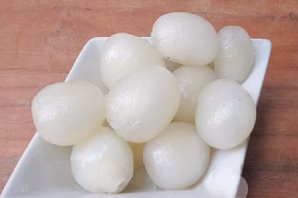 Chôm chôm bóc bỏ rồi tách bỏ hạt. Hoặc bạn cũng có thể thay đổi chôm chôm bằng nhãn hoặc xoài chín tùy theo sở thích và nguyên liệu sẵn có ở nhà để làm món chè mà vẫn thơm ngon và hấp dẫn.(Ảnh: vaobepnauan.com)