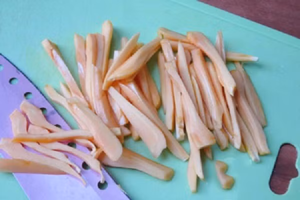 Trong khi chờ thạch đông, bạn hãy tách bỏ hạt mít rồi thái sợi dài nhỏ. Bơ cùng chuối bỏ vỏ, hột sau đó thái từng miếng vuông nhỏ vừa ăn. Khi không có trái cây tươi bạn có thể dùng trái cây đóng hộp để thay thế cũng không kém phần ngon mà mùa nào cũng có thể làm món chè Thái ngon để ăn. (Ảnh: vaobepnauan.com)