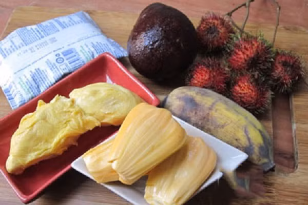 Chè Thái với nguyên liệu chủ yếu là các loại trái cây sẵn có, tùy theo mỗi mùa sẽ có các loại hoa quả phù hợp để bạn làm. Bạn cần chuẩn bị một vài loại quả như bơ, chuối, sầu riêng, mít, chôm chôm cùng sữa tươi, nước cốt dừa, bột thạch... để có món chè ngon đúng điệu. (Ảnh: vaobepnauan.com)